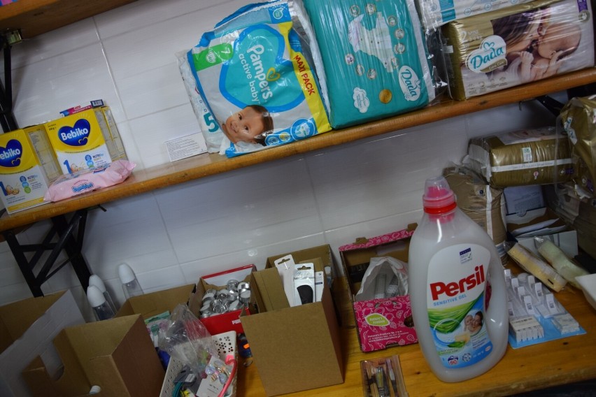 Darmowy "sklepik" dla uchodźców z Ukrainy w Zduńskiej Woli. Dary trafiają natychmiast do potrzebujących