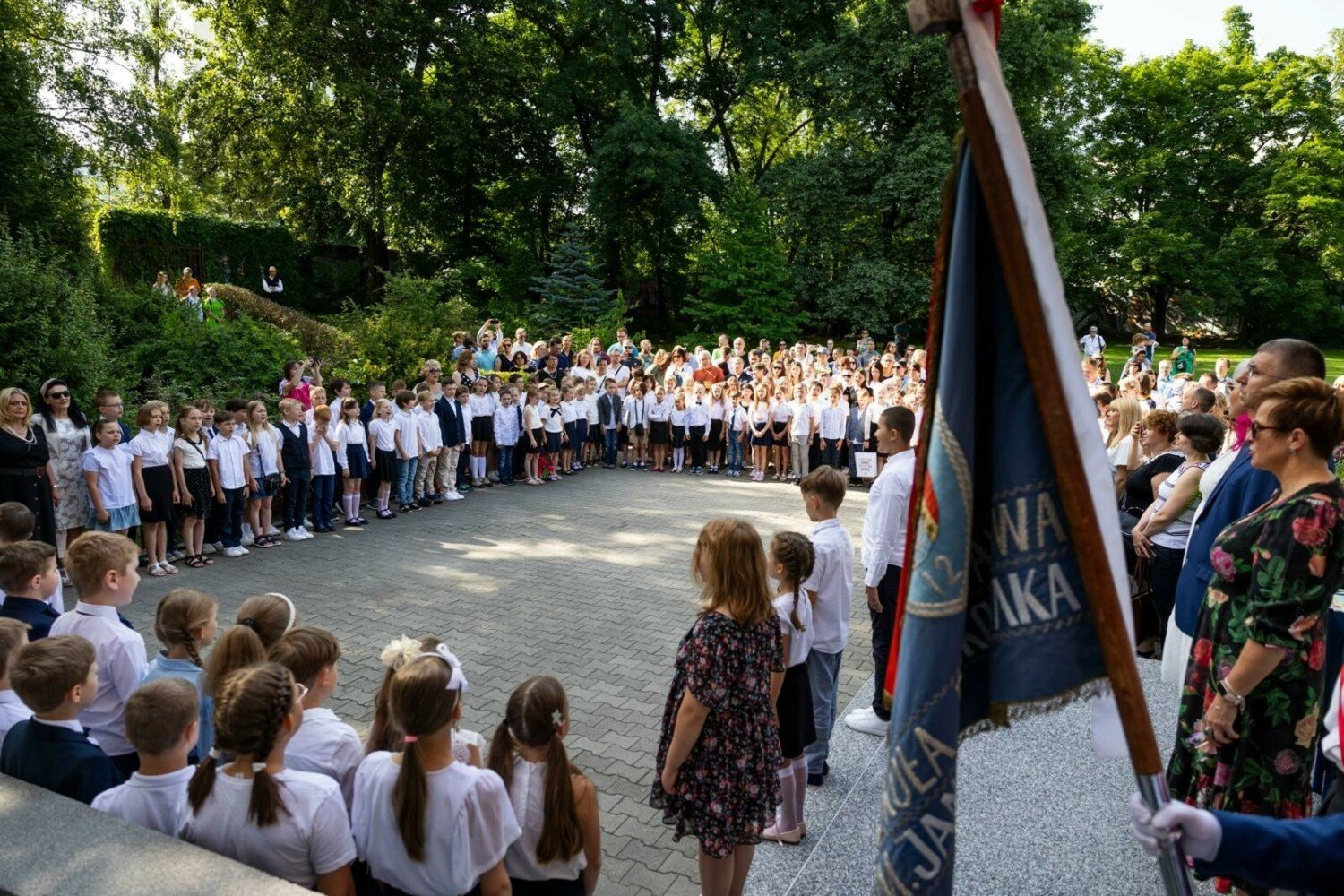 Zakończenie roku szkolnego 2023/2024. Około 4,8 mln uczniów odbiera