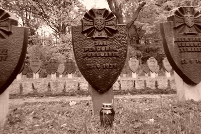 Gdynia-Redłowo, Cmentarz Wojenny Obrońców Wybrzeża - grób porucznika Jana Penconka (kwatera nr 255)