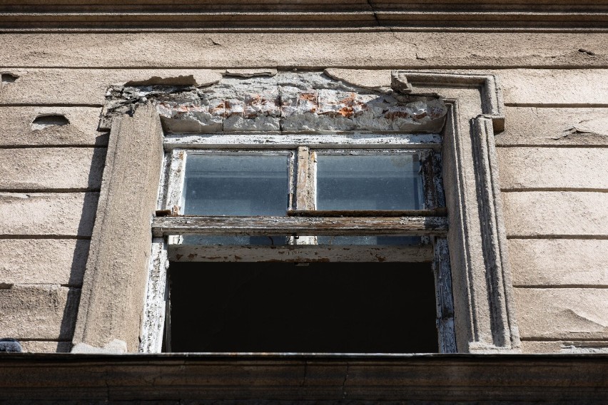 Sypią się elementy fasady opuszczonej kamienicy przy ul. 8 Marca 9 w Rzeszowie [ZDJĘCIA]