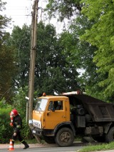 Wrocław: Ciężarówka wjechała w słup energetyczny. Żernicka bez prądu (ZDJĘCIA)