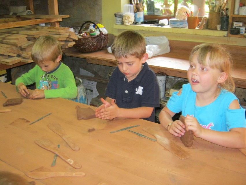 Myszków: Przedszkolaki z TRÓJKI lepią naczynia z gliny