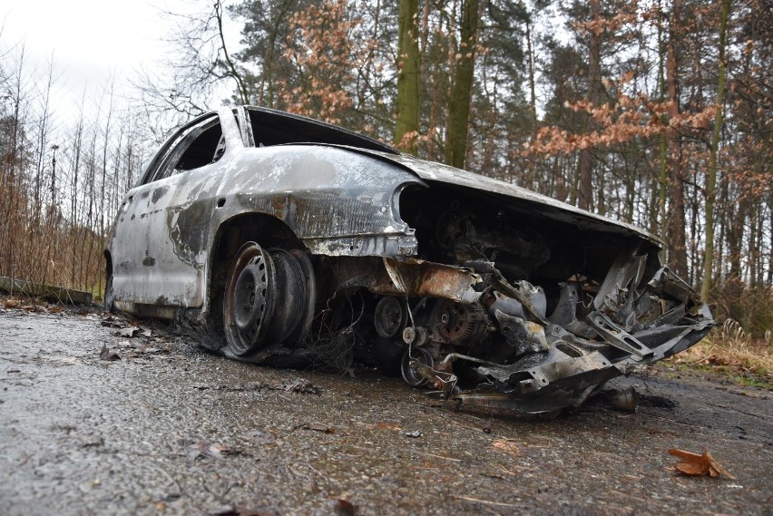 Tajemniczy pożar samochodu na obrzeżach Tarnowa. Kto i dlaczego go podpalił?