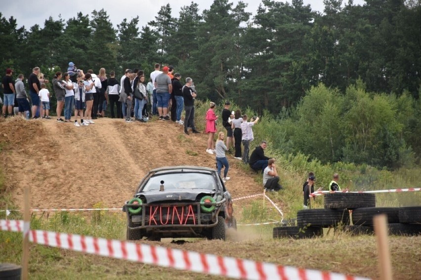 Wyścigi wraków w gminie Miłoradz. Zgłoś swojego "złomka" lub dopinguj kierowców podczas zawodów w Mątowach Wielkich