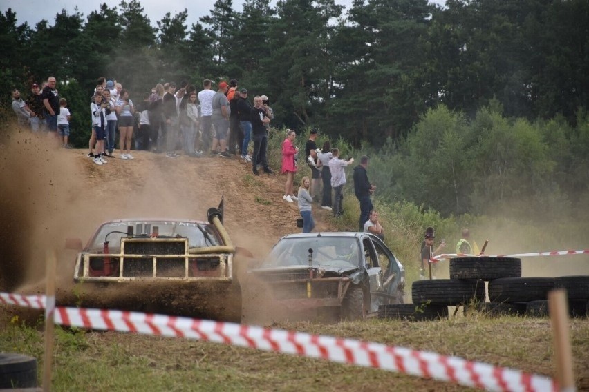 Wyścigi wraków w gminie Miłoradz. Zgłoś swojego "złomka" lub dopinguj kierowców podczas zawodów w Mątowach Wielkich