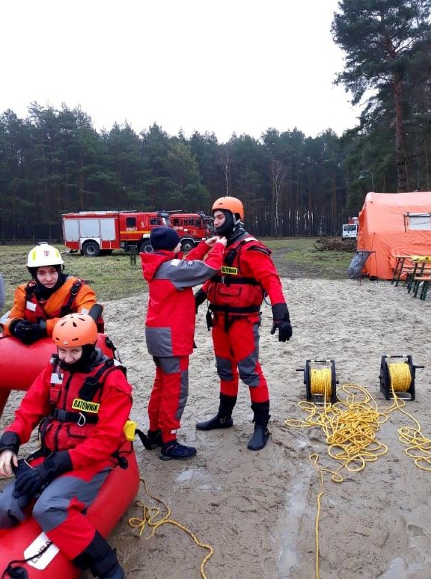 WOPR i strażacy ćwiczyli na zamarzniętym jeziorze (ZDJĘCIA)
