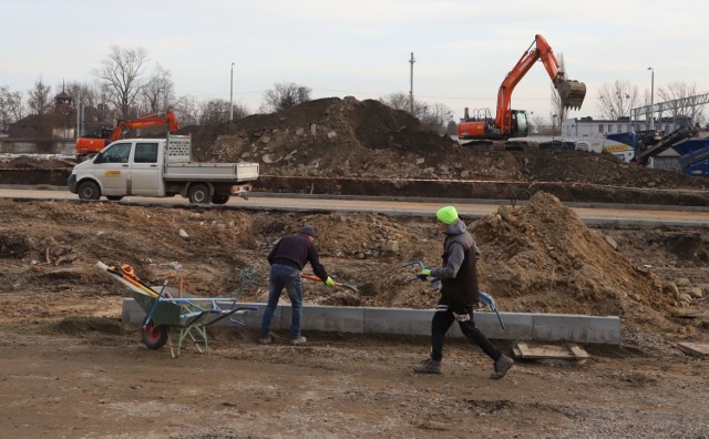 Trwa budowa trasy N-S w śródmieściu Radomia. Pierwszy jej odcinek biegnie od ronda Mikołajczyk przy dworcu PKS wzdłuż torów do ulicy Żeromskiego. Zgodnie z planem nowa droga powinna być gotowa w połowie tego roku. Zobaczcie, jak przebiegają prace w tym rejonie.  



>