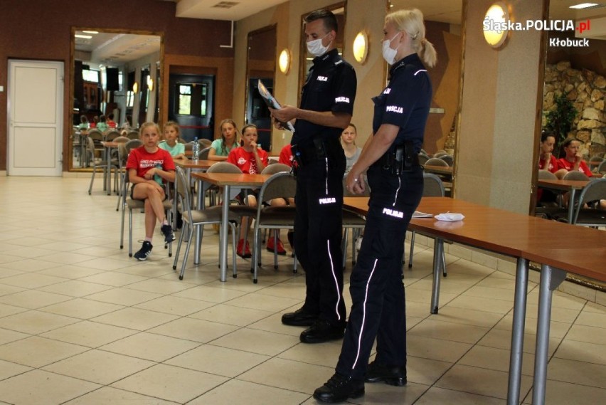 Kłobuck: Policja odwiedziła dzieci uczestniczące w obozie sportowym w Węglowicach