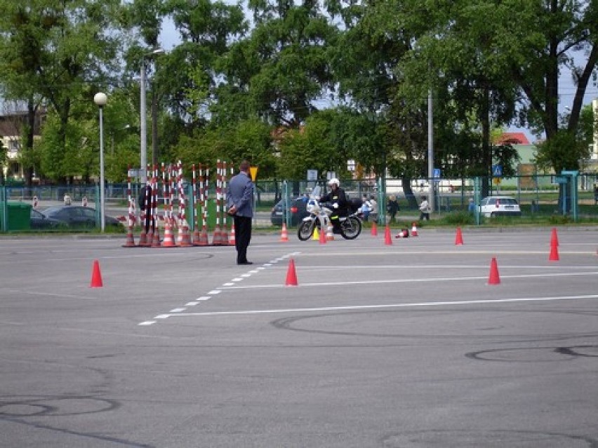 Zawody sprawnościowe policjantów w kierowaniu motocyklem w...