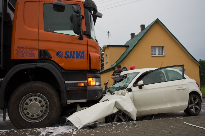 W Wołczy Małej Audi zderzyło się z ciężarową Scanią. Jedna osoba zakleszczona