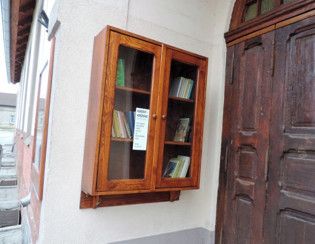 Przy wejściu do domu kultury zamontowano gablotę na książki