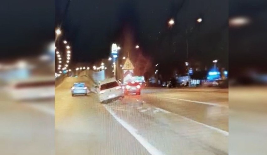 W centrum Kielc golf wjechał na barierki. Kierowca nie był w stanie dmuchnąć w alkomat. Zobacz film!