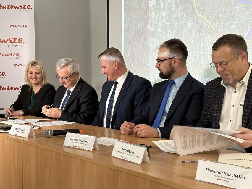 Będzie nowa koncepcja przebiegu drogi wojewódzkiej numer 740. To ważne połączenie dla regionu radomskiego. Zobacz zdjęcia z podpisania umowy