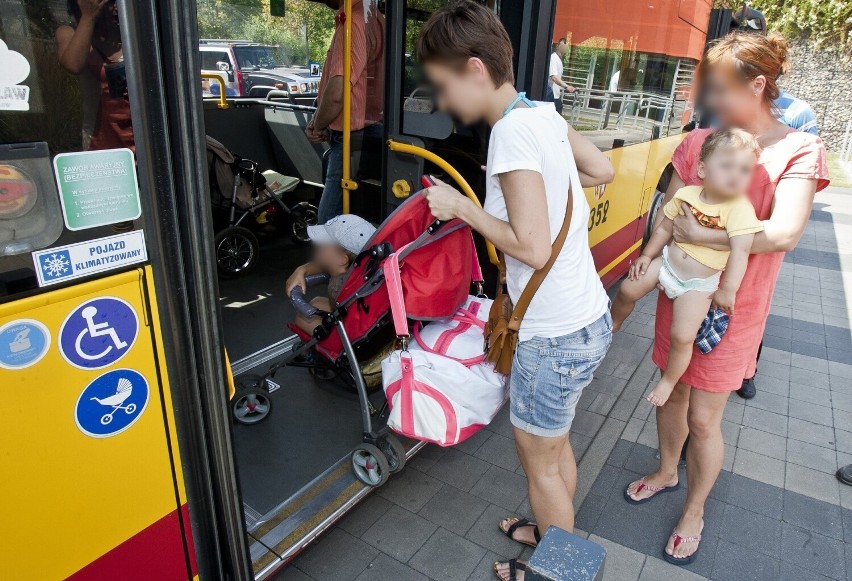 W autobusie i tramwaju we Wrocławiu może jechać tylko jedno dziecko w wózku. "Jako matka małego dziecka czuję się wykluczona" [TYLKO U NAS]