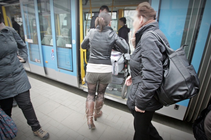 W autobusie i tramwaju we Wrocławiu może jechać tylko jedno dziecko w wózku. "Jako matka małego dziecka czuję się wykluczona" [TYLKO U NAS]