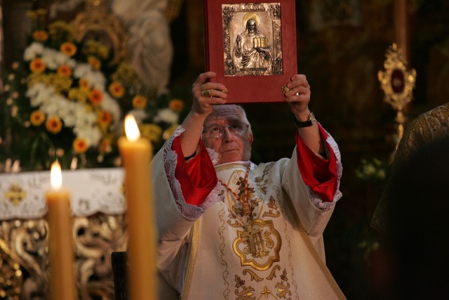 Kardynał Llovera błogosławi Ewangelią zgromadzonych w nowej bazylice