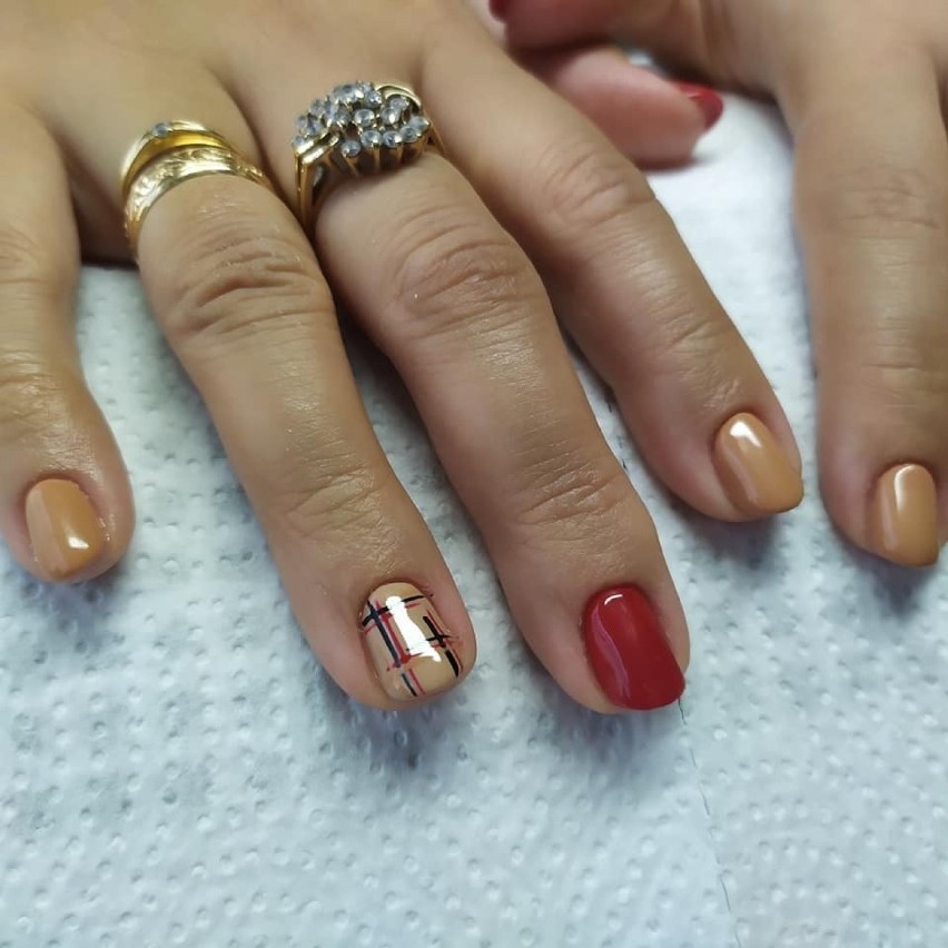 Propozycja manicure na jesień wykonanego przez stylistkę...