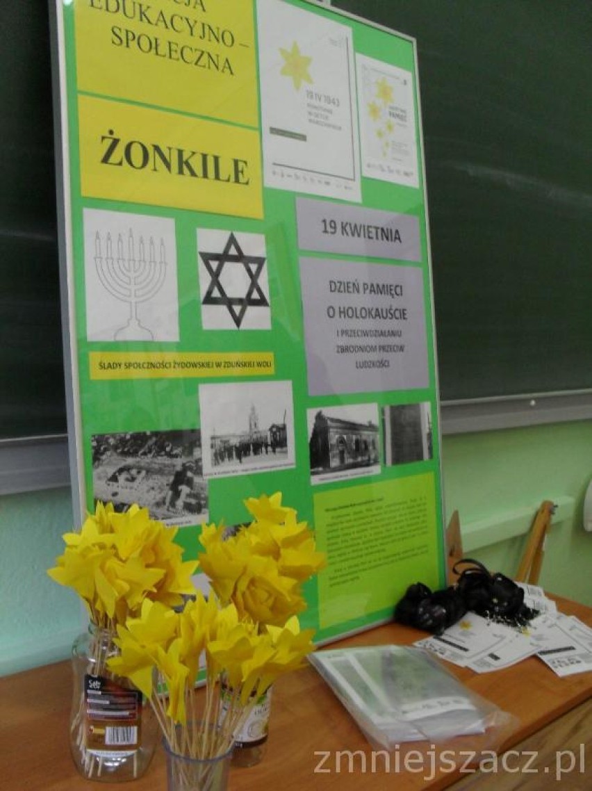 Dzień Pamięci o Holokauscie - uczniowe rozdawali żonkile ZDJĘCIA