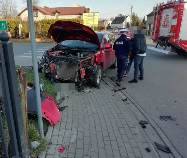 Ucieczkę 21-latek zakończył na ul. Grunwaldzkiej w Namysłowie, gdzie uderzył w prawidłowo jadący samochód, a następnie wjechał w ogrodzenie jednej z posesji.