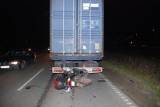 Wojanowo. Motorowerzystka uderzyła w stojącą ciężarówkę