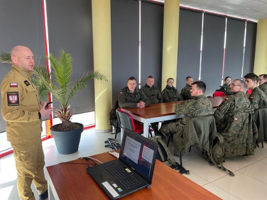 Wojsko obrony terytorialnej na szkoleniu w KP PSP Chełmno