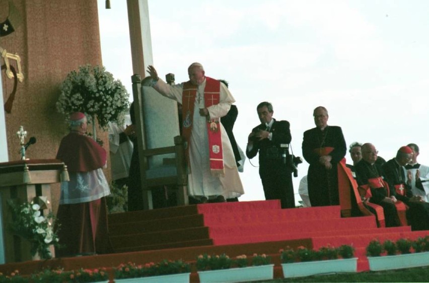 40 lat temu Jan Paweł II został papieżem. 21 lat temu...