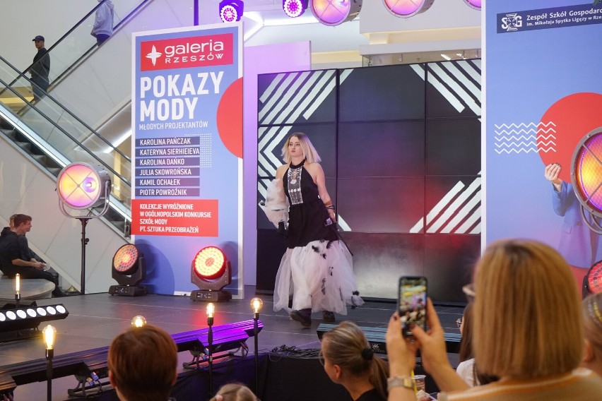 Pokaz mody w Galerii Rzeszów. Piękne modelki w świetnych kreacjach młodych projektantów z Zespołu Szkół Gospodarczych