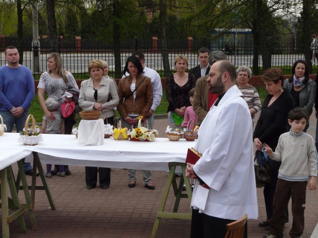 Święcenie pokarmów przed kościołem p.w. Najświętszego Serca Pana Jezusa w Skierniewicach