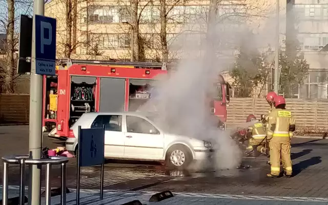 Strażacy gasili komorę silnika w samochodzie zaparkowanym na parkingu pod marketem przy ul. Pomorskiej.