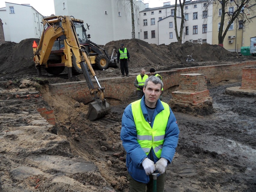 Słupsk: Trwają prace archeologiczne w fundamentach synagogi. Naukowcy odkrywają nowe szczegóły