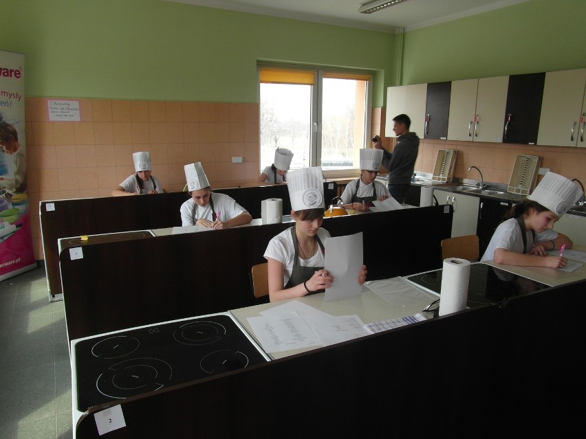 Kalisz: Konkurs w Gastronomiku dla gimnazjalistów. Uczyli się przygotowywać zdrowe śniadania. FOTO