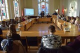 Wizyta uczniów Zespołu Szkół nr 2 w Wągrowcu w budynku starostwa. Poznali tajniki pracy w urzędzie 