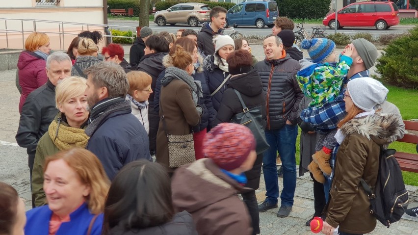 Strajk nauczycieli 2019 na rynku w Strzelcach Opolskich. Na "spacer poparcia" przyszła ponad setka mieszkańców.
