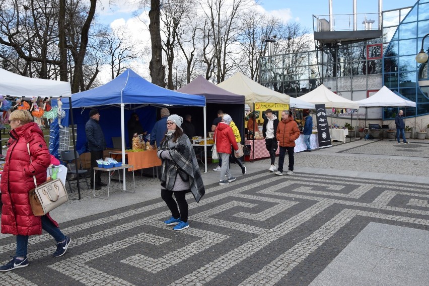 Augustów. Baby Wielkanocne wróciły na Rynek Zygmunta Augusta. Było... skromnie 