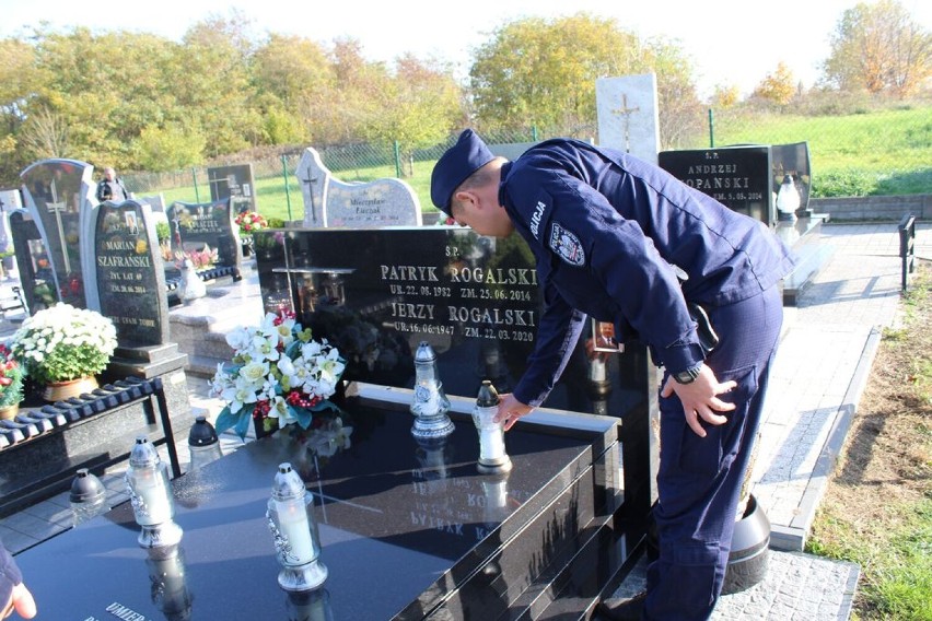 Policjanci uczcili pamięć zmarłych funkcjonariuszy i pracowników KPP w Wieluniu ZDJĘCIA