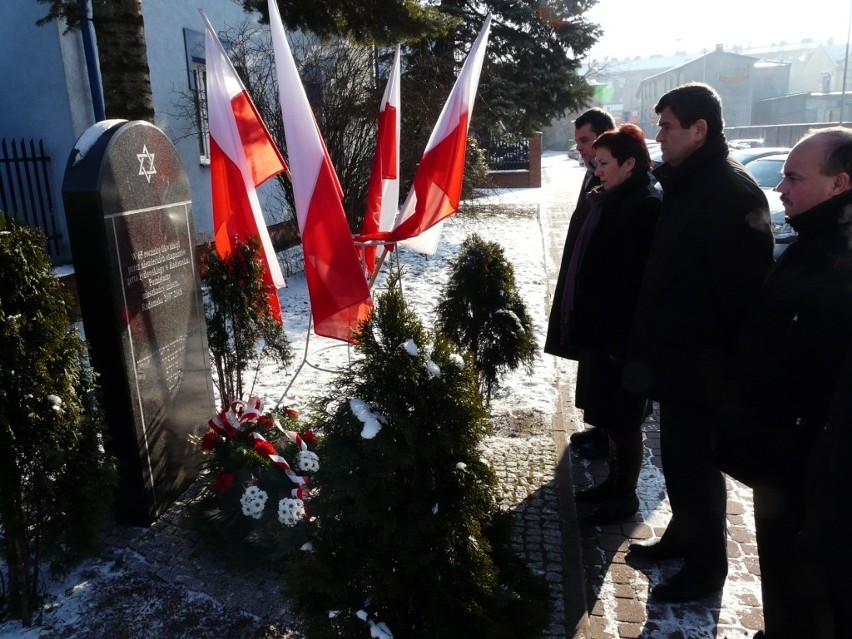 Kwiaty w Dniu Pamięci o Ofiarach Holokaustu