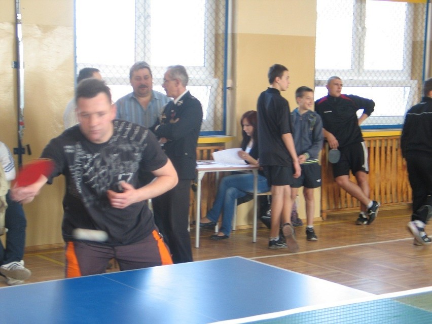 Strażacy z gminy Grodzisk grali w niedzielę w tenisa stołowego