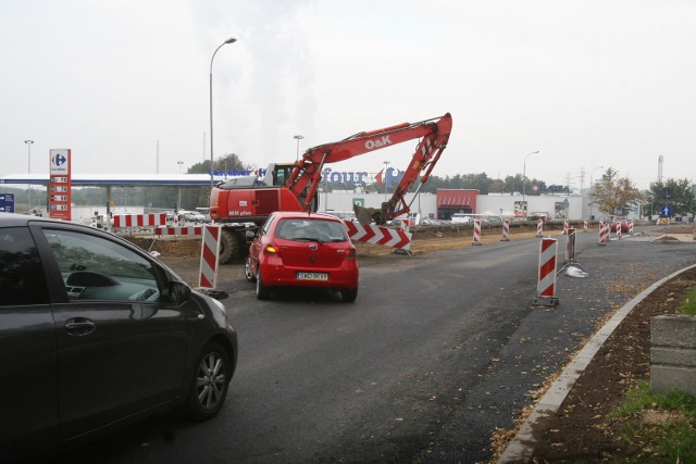 Kierowcy w Rybniku jeżdżą po placach budowy. Auta jadą, a obok pracują koparki