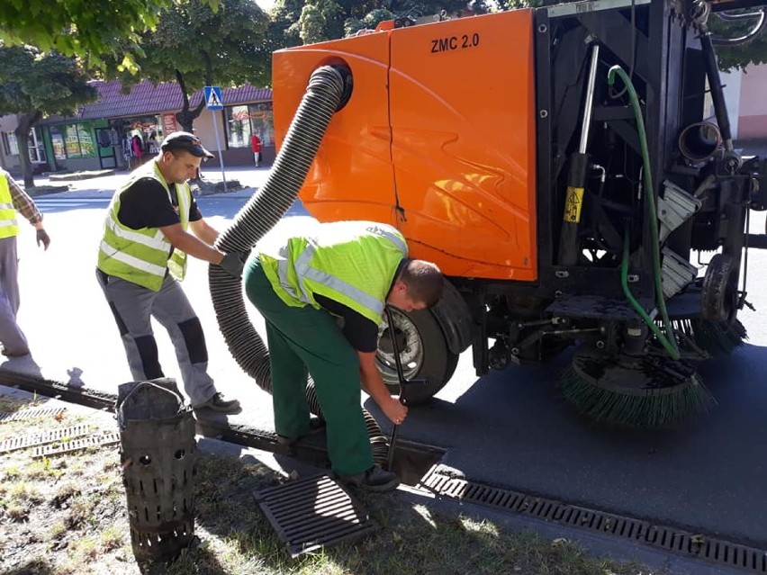 Powiatowi drogowcy czyszczą spusty kanalizacji deszczowej