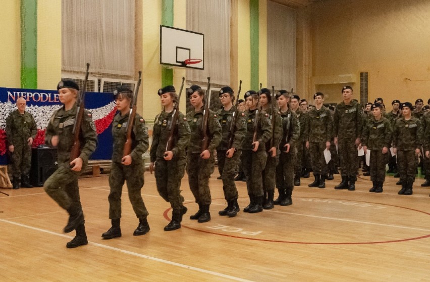 Mianowania i wyróżnienia w klasach mundurowych lęborskiego PCE. Wśród rekrutów nie brakuje kobiet [ZDJĘCIA]