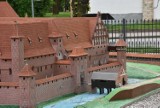 Miniatura zamku w Malborku po zmroku tonie w mroku. Czy nie może być porządnie oświetloną atrakcją wieczoru? Mieszkańcy widzą też niedoróbki