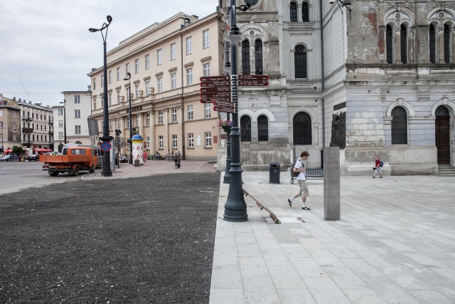 Pokruszony asfalt na reprezentacyjnej ulicy Łodzi