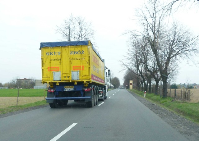 Na drodze z Wielunia do Gaszyna ciężarówki są codziennością