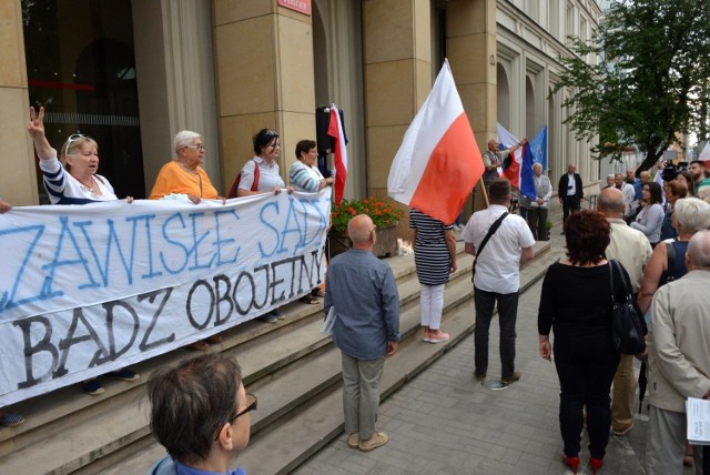 

W piątek przed Sądem Okręgowym w Kielcach kolejny raz protestowali działacze i sympatycy Komitetu Obrony Demokracji. Pikietowali „przeciwko próbom zamachu na sądy i praworządność w Polsce, przeciwko zakusom autorytarnej władzy PiS. 

Więcej zdjęć na kolejnych slajdach

Zdaniem organizatorów pikiety, w środku wakacji przedstawiciele rządzącej większości starają się podstępem i za pomocą bezprawnych praktyk przejąć Sąd Najwyższy! Stowarzyszenie Sędziów Polskich „Iustitia” ostrzega, że po przejęciu Sądu Najwyższego „sprawy obywateli i inwestycje europejskich firm będą podlegać kontroli wprowadzonych do Sądu Najwyższego nielegalnych sędziów” oraz przypomina, że polskie sądy to sądy unijne. Iustitia wzywa „obywateli, instytucje europejskie i wszystkie organizacje do obrony praworządności”.

Fragment uchwały Stowarzyszenia Sędziów Polskich „Iustitia”:

„W środku wakacji, gdy kamery i ludzkie oczy nie śledzą bieżących wydarzeń, nominaci polityczni starają się podstępem i za pomocą bezprawnych praktyk przejąć Sąd Najwyższy. To, czego nie udało się zrobić ustawami, ma się dokonać orzeczeniem fasadowego Trybunału Konstytucyjnego. Są to działania intencjonalne, mające postawić Unię Europejską przed faktami dokonanymi”.