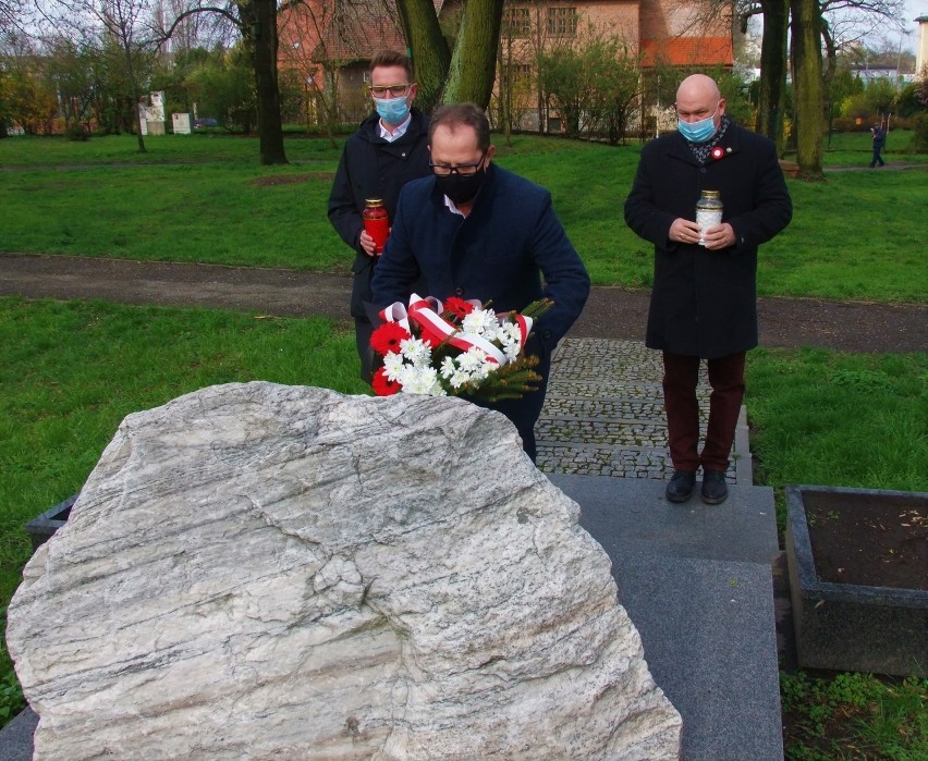 Inowrocław. Z okazji Święta Konstytucji 3 Maja radni PiS złożyli kwiaty pod kamieniem upamiętniającym Konfederatów Barskich. Zdjęcia