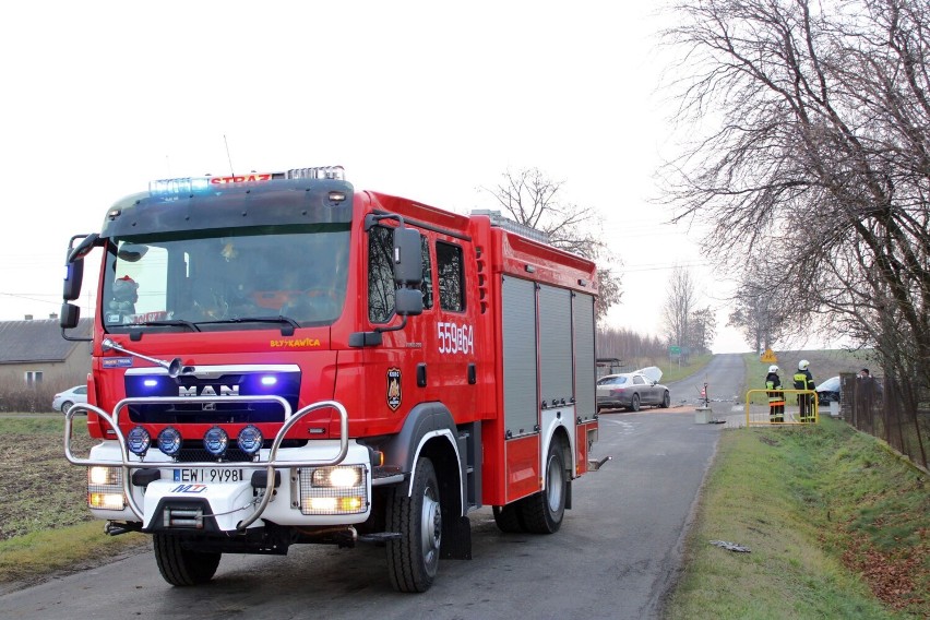 Zderzenie aut na skrzyżowaniu Przemysłowej i Rymarkiewicz w Wieluniu. 55-letnia kobieta trafiła do szpitala FOTO