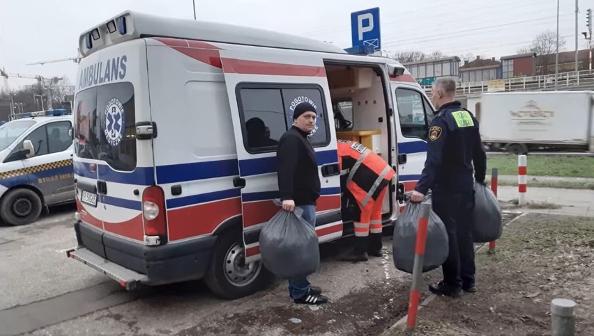 Kraków. Strażnicy miejscy zebrali i przekazali ponad 150 sztuk odzieży żołnierzom ukraińskim walczącym na froncie
