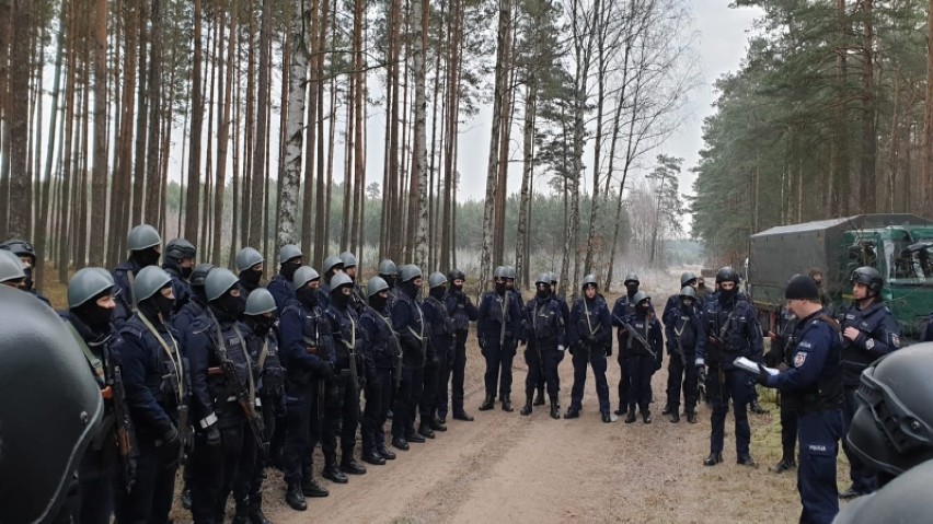 W pościgu za uzbrojonymi osobami w lasach koło Inowłodza. Wspólne ćwiczenia wojska, policji i WOT [ZDJĘCIA]