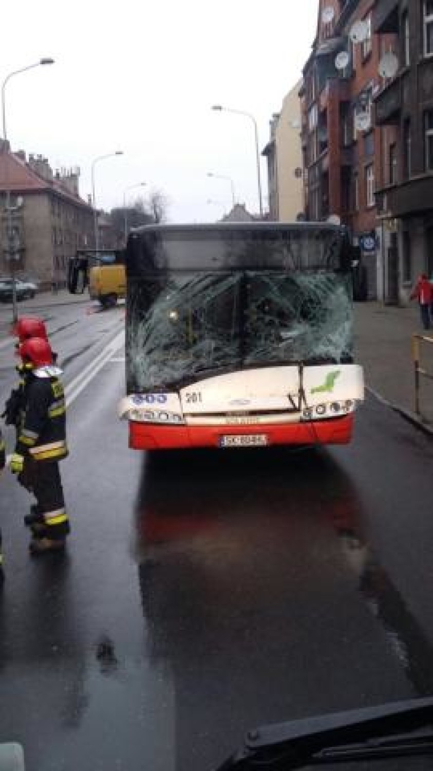 Wypadek w Bytomiu. Autobusu linii 820 zderzył się z koparką [ZDJĘCIA]