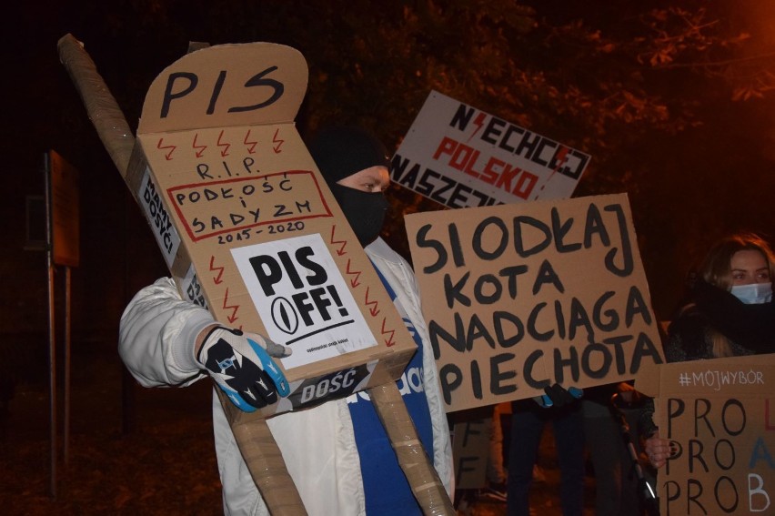 Protest w Nowym Dworze Gdańskim. Przeciwnicy orzeczenia TK ponownie przyszli pod nowodworską siedzibę PiS